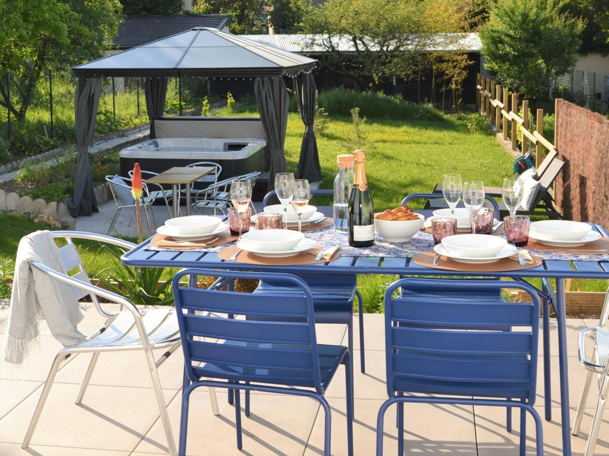 Hébergement de vacances Le Cemarose: Spa, Jardin, Terrasse Et Jolie Vue Au Coeur D'epernay Épernay